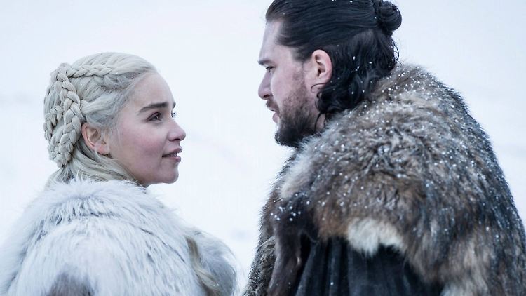Emilia Clarke als Daenerys Targaryen und Kit Harington als Jon Snow in "Game of Thrones": Anzahl und Intensität der sozialen Kontakte, die die Charaktere pflegen, sind vergleichbar mit denen, die Menschen "im echten Leben" haben, stellen Forscher fest.