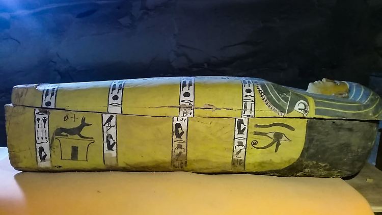 Die Fundstücke sind mit Hieroglyphen und Inschriften bestückt. 