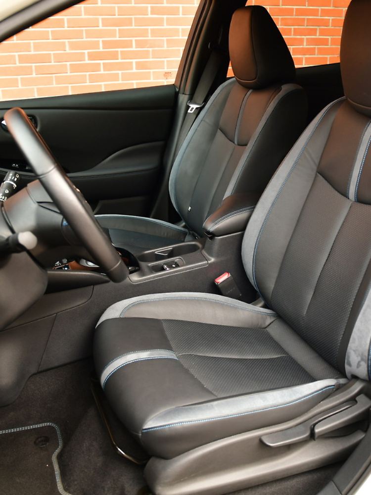Lenkrad und Sitz lassen sich im Nissan Leaf nur minimal verstellen und in der zweiten Reihe sollten Reisende nicht zu groß sein. Andernfalls wird es mit dem Kopf eng.