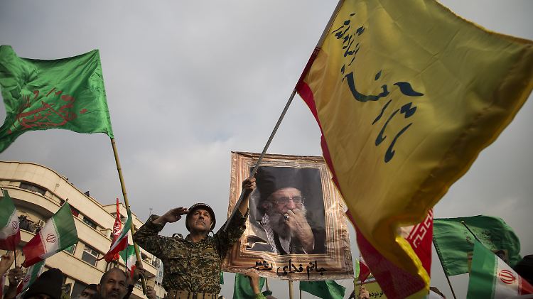 In Teheran gingen am Montag Unterstützer des Regimes auf die Straße. Bilder von den Protesten der Regierungsgegner drangen kaum nach außen.