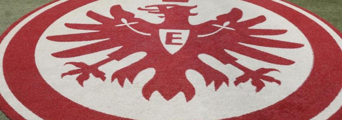 Das Logo von Eintracht Frankfurt. Foto: Frank Rumpenhorst/dpa/Archivbild