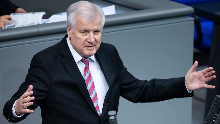 Machte große Zufriedenheit mit seiner Arbeit deutlich: Heimatminister Seehofer.