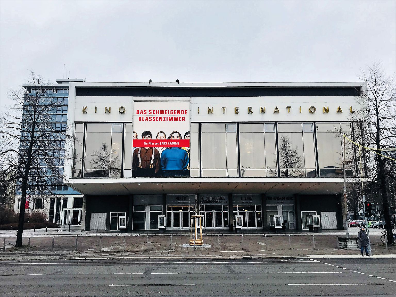 Ausguck in andere Welten: Das Kino "International" in der Karl-Marx-Allee im Zentrum Berlins steht immer noch. Es wurde 1963 eröffnet. Über die Leinwand des einstigen Vorzeigekinos flimmern auch 30 Jahre nach dem Mauerfall noch Filme, manchmal sogar solche, die die DDR thematisieren.
Doch was ist noch geblieben vom ersten sozialistischen Staat auf deutschem Boden, der vor drei Jahrzehnten seinem Ende entgegentaumelte?
