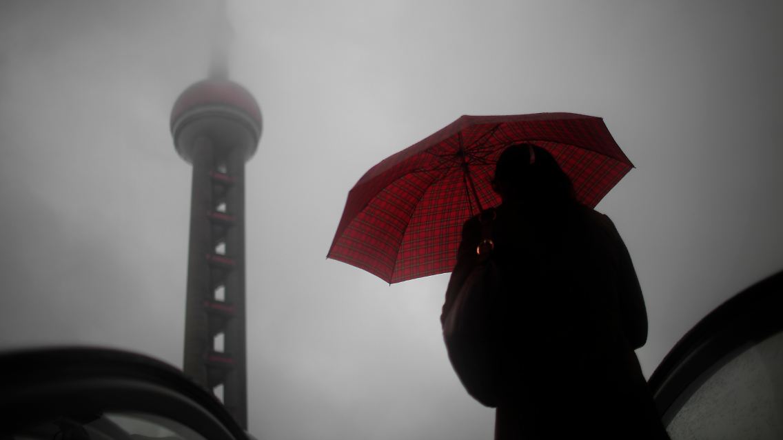 China muss sich vor rasant steigende Preise schützen. Bick auf den Oriental-Pearl-TV-Tower in Schanghai.