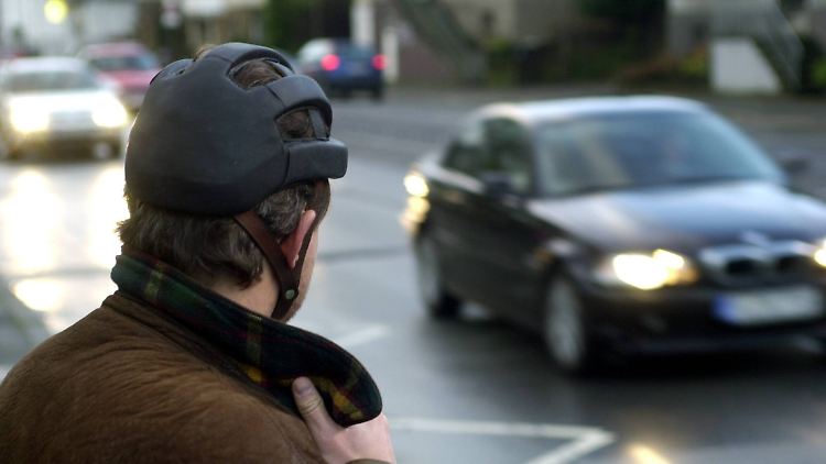 Für manche Menschen mit Epilepsie ist schon die Teilnahme am Verkehr als Fußgänger eine Herausforderung.