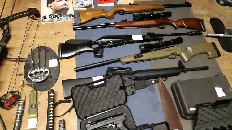 Die Polizei stellte auch etliche Waffen sicher. 