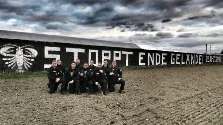 Ob die Tatverdächtigen, die das Graffiti gesprüht haben, zu einer rechtsgerichteten Gruppierung mit dem Namen "Defend Cottbus" gehören, ist noch offen.