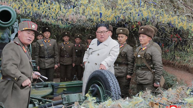 Kim vergangene Woche bei einem Truppenbesuch. Von der "Inspektion" des angeblichen Mehrfach-Raketenwerfers liegen uns keine Bilder vor. 