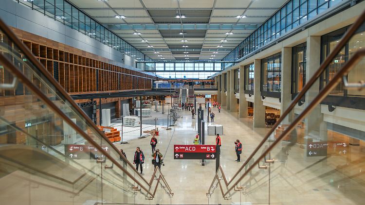 Das Terminal des BER wartet seit acht Jahren auf Passagiere.