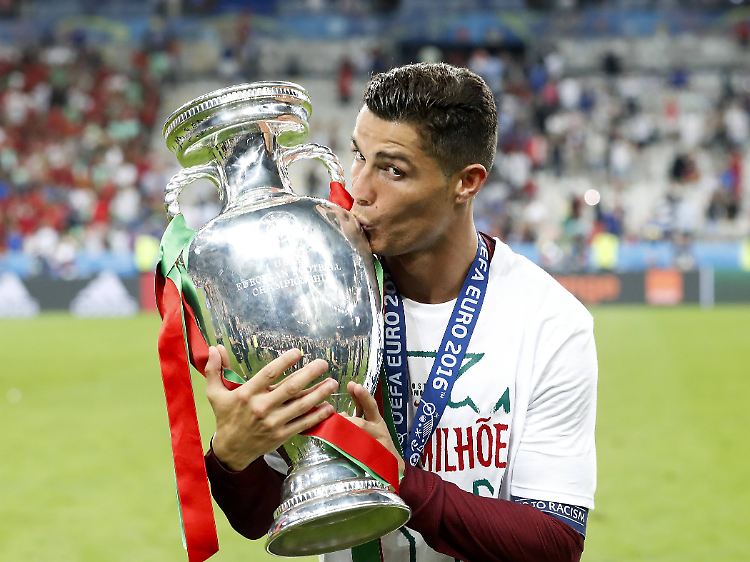 Will Cristiano Ronaldo wieder den Pokal küssen, muss er dafür eine Menge reisen.