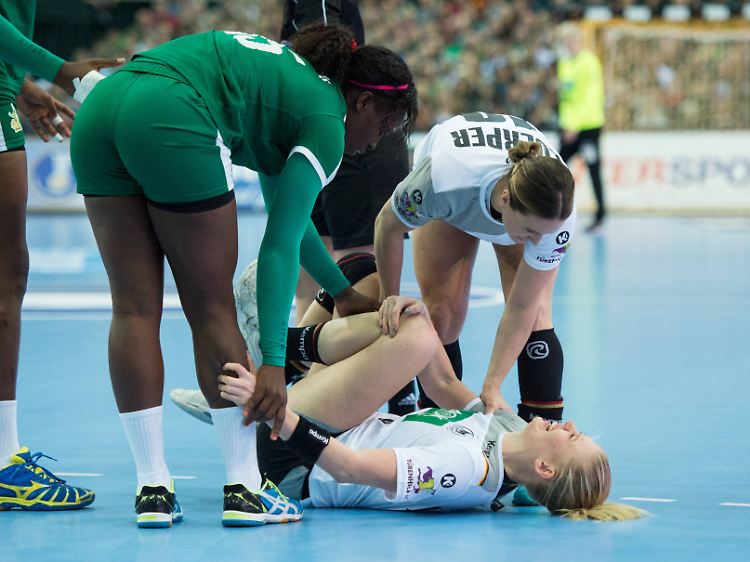 Der Moment, in dem der Alptraum begann: WM-Auftakt gegen Kamerun, 3. Minute, Kreuzbandriss.