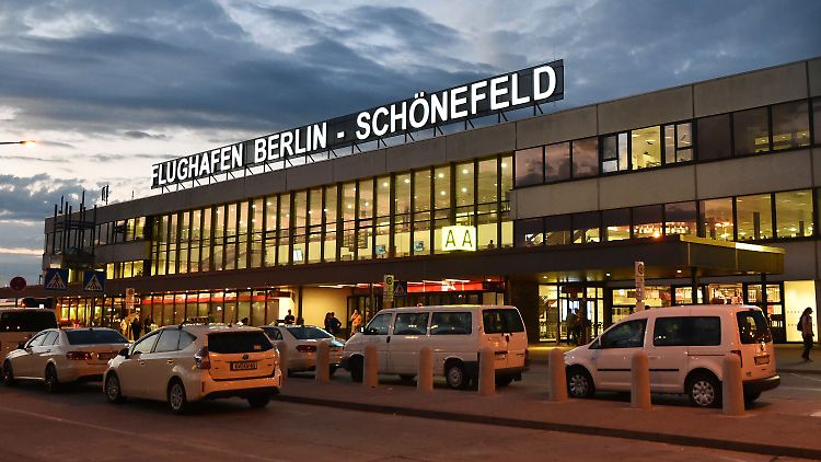 Wie lange der Flugbetrieb unterbrochen ist, war zunächst nicht abschätzbar.