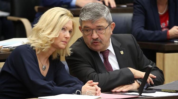MV-Regierungschefin Schwesig und ihr Innenminister Caffier verfolgen im Bundesrat die Klimadebatte.