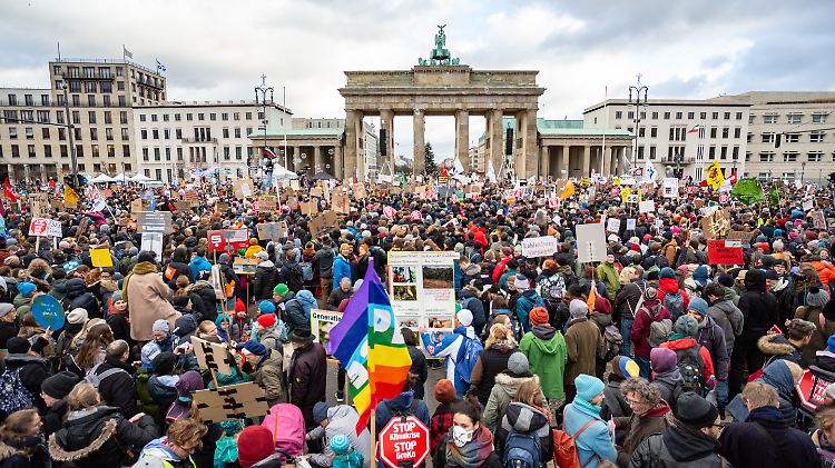Tausende versammelten sich am Brandenburger Tor, um für mehr Klimaschutz zu demonstrieren.