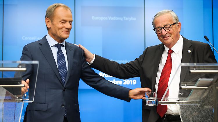 Zum Abschied auch ein bisschen erleichtert: EU-Kommissionschef Juncker (r.) und EU-Ratschef Tusk hatten fünf Jahre lang alle Hände voll zu tun. 