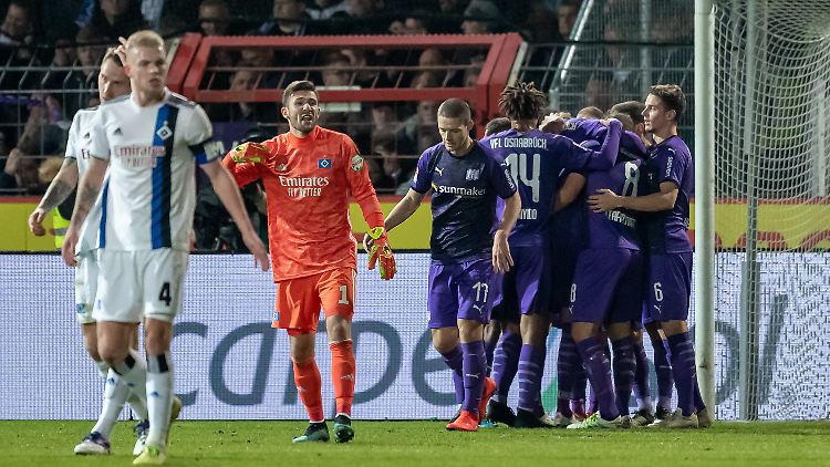 Der VfL Osnabrück jubelt, HSV-Keeper Daniel Heuer Fernandes hadert.