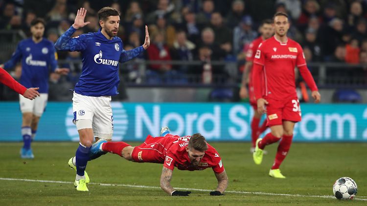 Unions Andrich hob ab, bevor Schalke-Vertediger Nastasic ihn berührte.