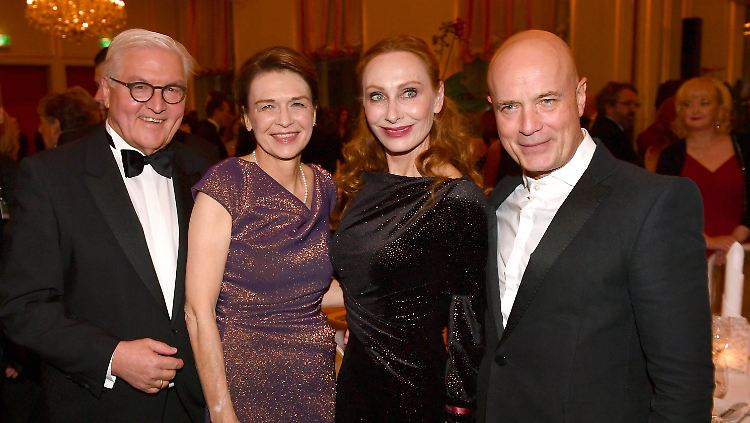 Bundespräsident Steinmeier, seine Gemahlin und die beiden Schauspieler Andrea Sawatzki und Christian Berkel.