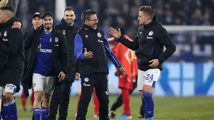 Trainer David Wagner hat offenbar ein Händchen für die Schalke-Spieler.