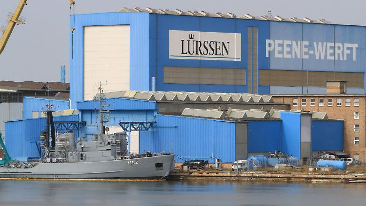 Ein Patrouillenboot liegt vor der Peene-Werft.