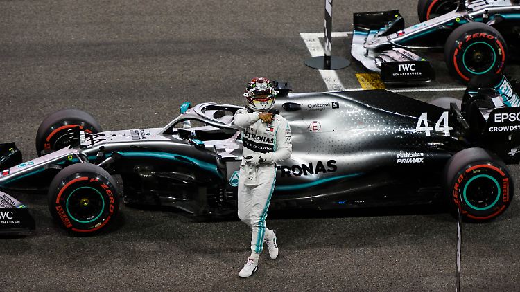 Weltmeister Lewis Hamilton startet standesgemäß von ganz vorn.