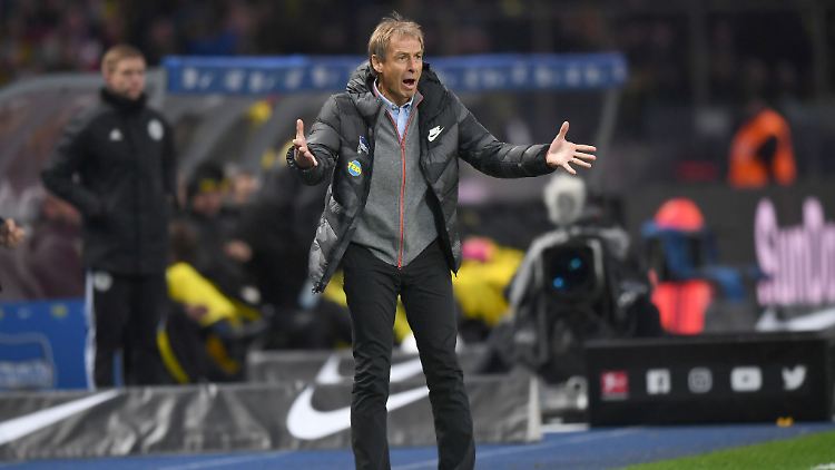 Gleich emotional voll dabei: Hertha-Coach Jürgen Klinsmann verliert sein Debüt gegen den BVB.