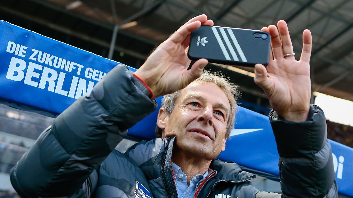 ... Vor den Kameras filmt er mit seinem Handy die Berliner Hymne "Nur nach Hause", allerdings ist dabei deutlich das Logo seines persönlichen Ausrüster Adidas zu sehen. Hertha wird aber vom Konkurrenten Nike gesponsert...