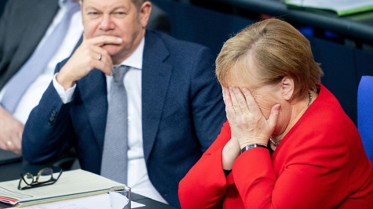 Da kann man kaum hingucken: Die Zukunft von Bundeskanzlerin Merkel und Vize-Kanzler Scholz liegt in anderen Händen.