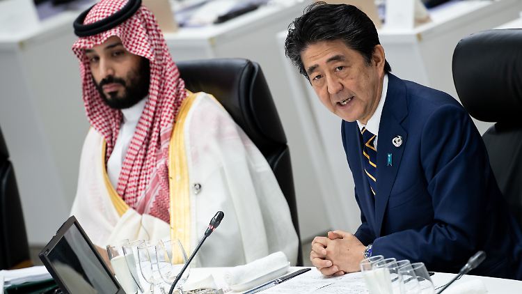 Saudi-Arabiens Kronprinz Mohammed bin Salman übernimmt von Japans Minsiterpräsident Shinzo Abe den G20 Vorsitz. 