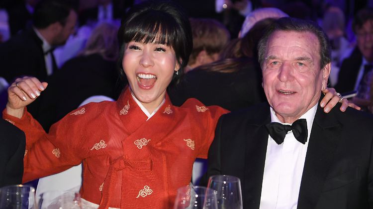 Da konnte er noch lächeln: Altkanzler Schröder mit Frau am Freitag beim Bundespresseball in Berlin.