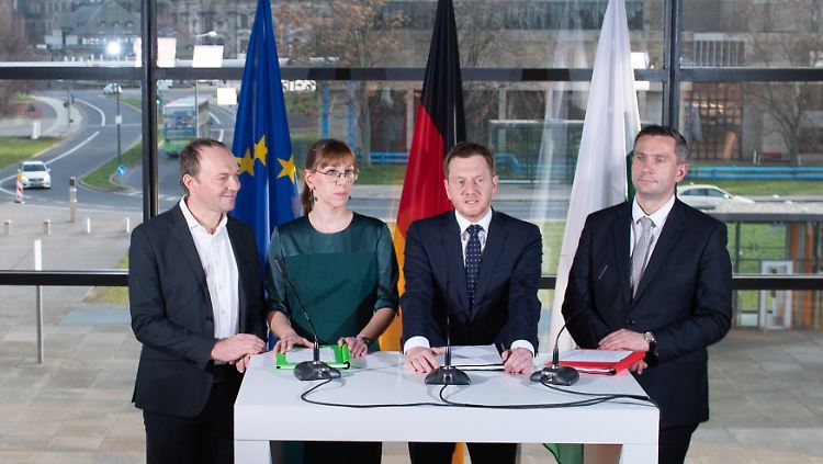 Die Spitzenkandidaten der Grünen, Wolfram Günther und Katja Meier, Ministerpräsident Michael Kretschmer und SPD-Wirtschaftsminister Martin Dulig (v.l.) stellen in Dresden den Koalitionsvertrag vor.