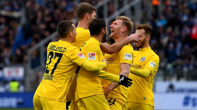 Dank zweiter Tore erklimmt Arminia Bielefeld wieder Platz eins der Tabelle.