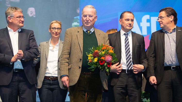 Die Führungsriege um Meuthen, Weidel, Chrupalla, Brandner (v.l.) rahmt den neuen Ehrenvorsitzenden Alexander Gauland (M.) ein.