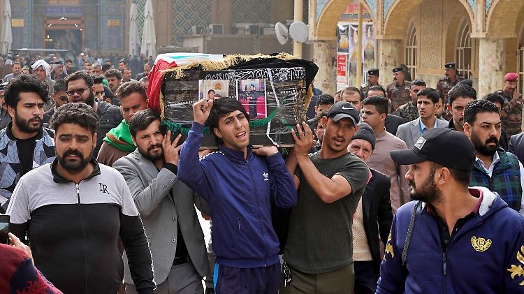 Trauermarsch für einen getöteten Demonstranten im irakischen Najaf. 