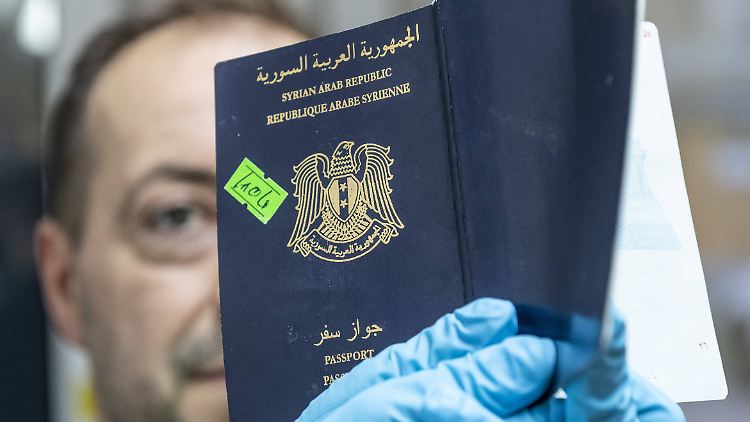 Echt oder nicht? Passprüfung beim Bundesamt für Migration und Flüchtlinge in Dresden. 