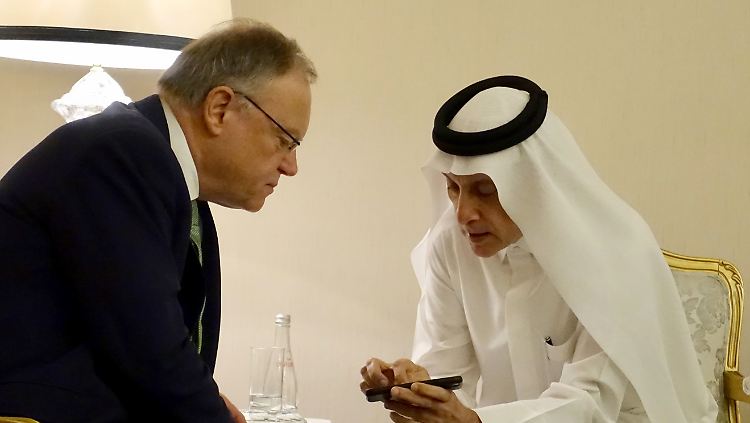 Niedersachsens Ministerpräsident Weil im Gespräch mit Qatar-Chef Al-Baker.