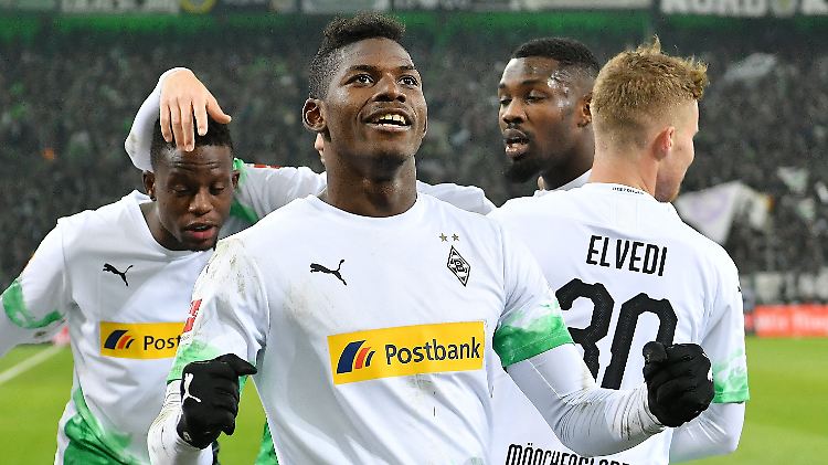 Grün-weiße Jubeltraube: Borussia Mönchengladbach erobert die Tabellenführung zurück.