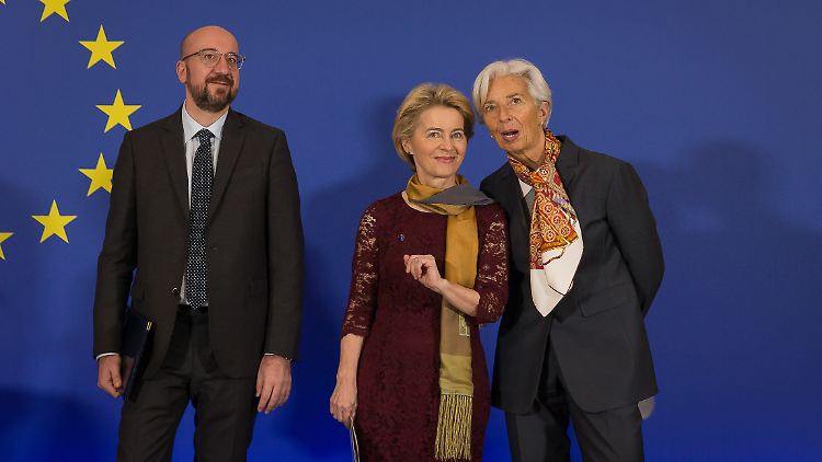 Allein unter Frauen: EU-Ratschef Michel tritt zusammen mit Kommissionschefin von der Leyen sein Amt an. EZB-Chefin Lagarde hält sich an die Kollegin.