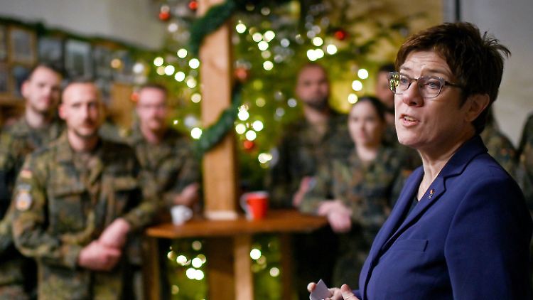 Kramp-Karrenbauer besuchte im Kosovo auch Soldaten des deutschen Einsatzkontingents.
