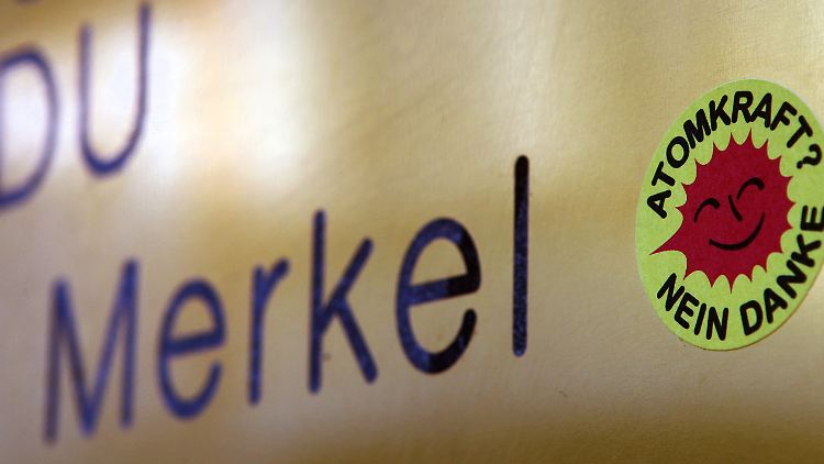 Am Klingelschild vor Merkels Wahlkreisbüro in Stralsund.