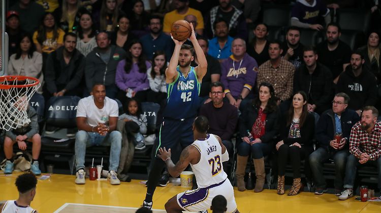 Kleber wirft, Superstar LeBron James kommt zu spät: Die Mavs dominieren das Aufeinandertreffen mit den Lakers.
