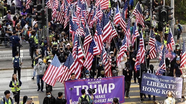 Am Sonntag trugen Demonstranten in Hongkong US-Fahnen, um sich bei den USA für ihre Unterstützung zu bedanken.