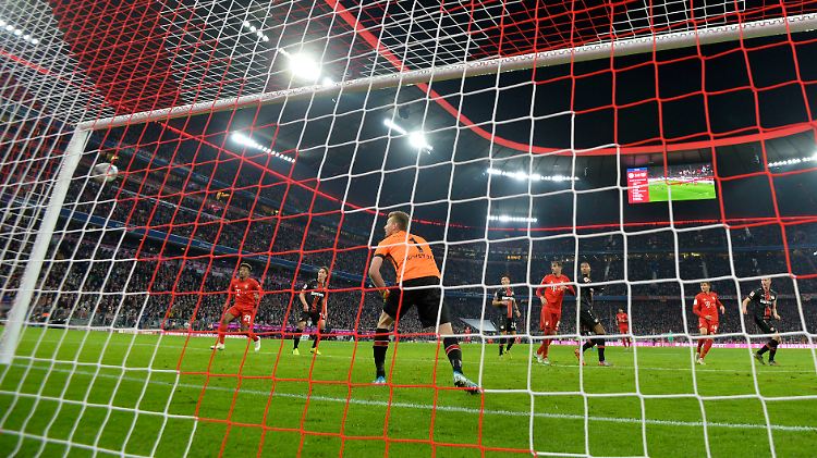 Und schon wieder nichts: Der FC Bayern verzweifelte an sich und mehr noch am Aluminium.