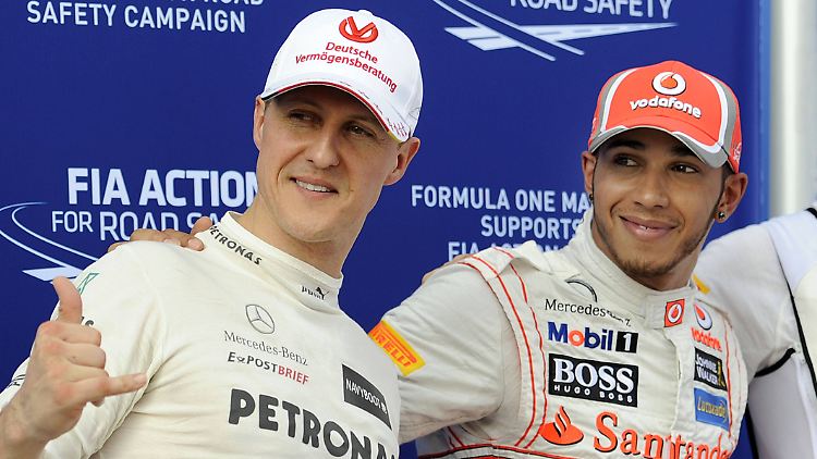 Von 2010 bis 2012 fuhren Schumacher und Hamilton in der Formel 1 gegeneinander. Als Schumacher bei Mercedes aufhörte, übernahm der Brite sein Cockpit.