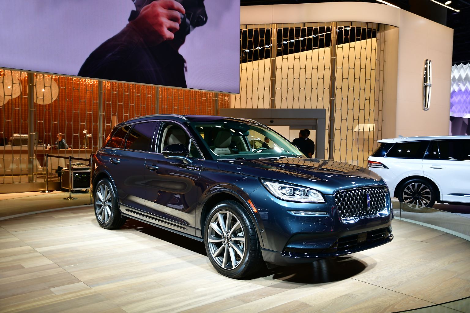 Anders als Frankfurt ist die Los Angeles Auto Show noch eine richtig gut besuchte Messe. Insofern präsentieren auch die Hersteller fast alles, was sie habe. Zum Beispiel Lincoln den neuen Lincoln Corsair. 