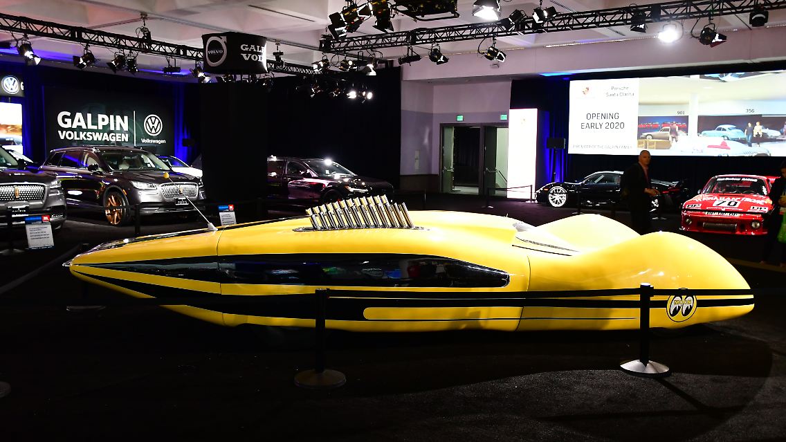 Unter seinem handgeformten Blech trägt der Moonliner einen V-12 der möglicherweise aus einem Chevrolet stammt.