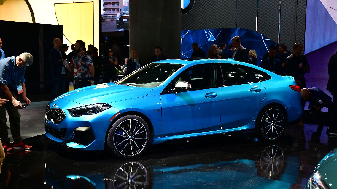 Die Technik teilt sich der kommende Konkurrent des Mercedes CLA mit dem neuen 1er. Anders als das ebenfalls angekündigte zweitürige 2er Coupé mit Hinterradantrieb erhält der Viertürer also Frontantrieb.