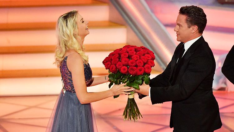 Stefan Mross ist erleichtert, denn seine Freundin  Anna-Carina Woitschack hat "Ja" gesagt.