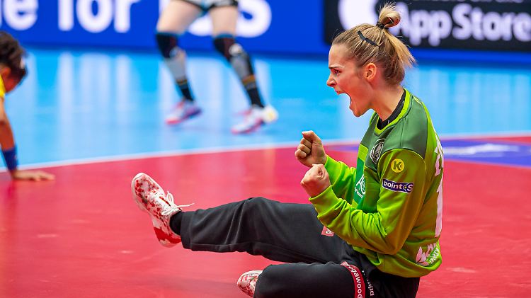 Dinah Eckerle muss sich gegen Dänemark wieder in Jubelstimmung spielen.