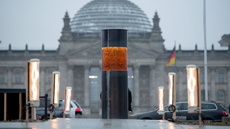 Die Säule birgt nach Angaben der Aktivisten Asche und Knochenkohle von Opfern der Nationalsozialisten.